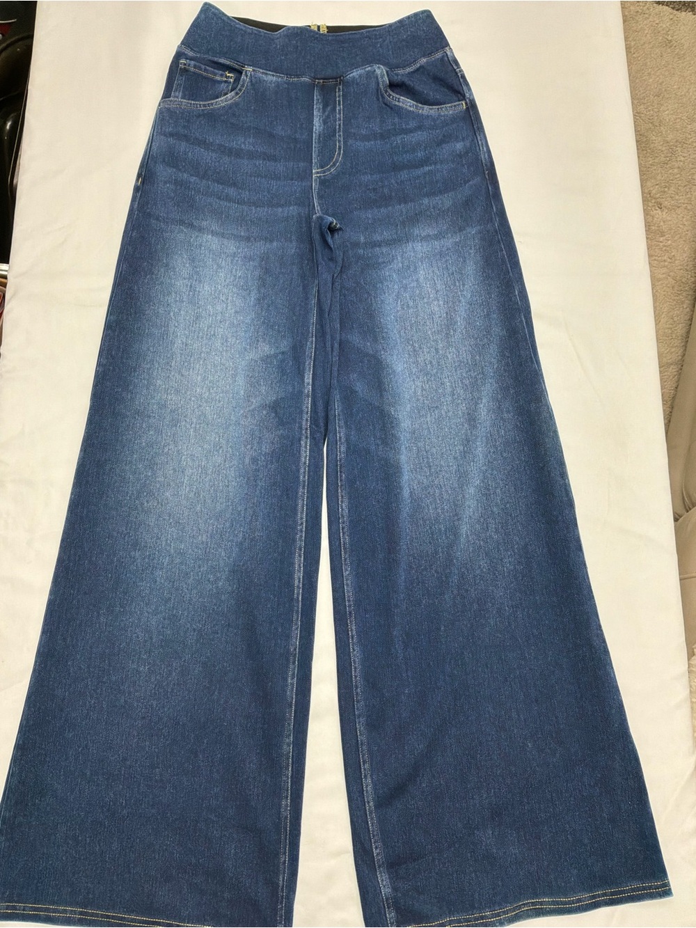 HALARA Wide-Leg Flare Jeans in Dark Blue Wash